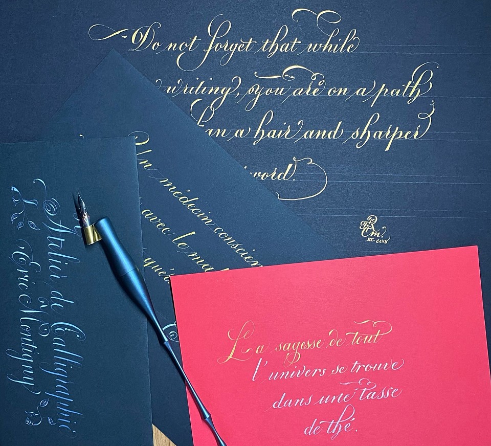 La plume et la maîrise gestuelle produisent la calligraphie !